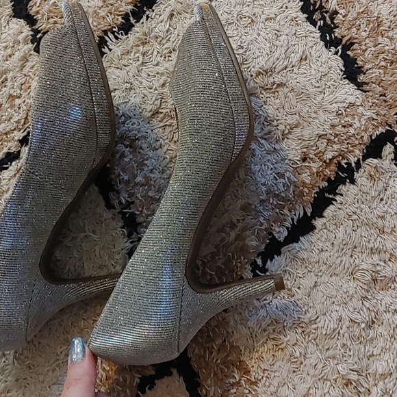 Kelly & Kate 3" Silver and Gold Heels - Picture 4 of 9